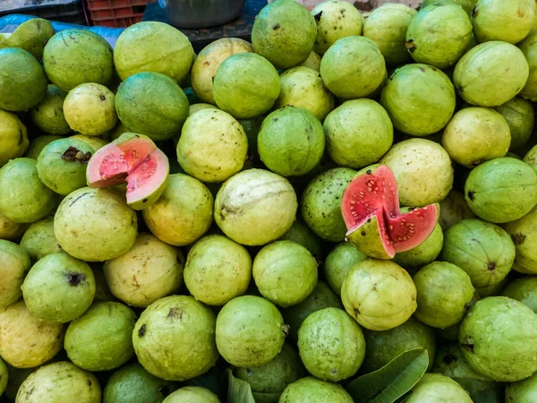 Trichy sokaklarında meyve arabasında yeşil sulu guavalar.