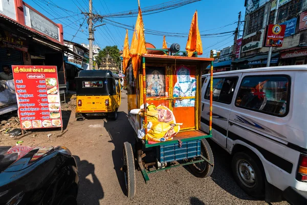 トリッキー タミル ナードゥ州 インド 2020年2月 ティルチラパリ市内の路上でサフランの祈りの旗を持つヒンズー教の神々への移動式神社 — ストック写真