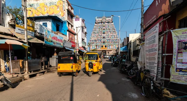 Trichy, Tamil Nadu, Hindistan - Şubat 2020: Tiruchirappalli kentindeki antik Jambukeshwar tapınağına giden yollardaki sarı çekçekçekçekler.