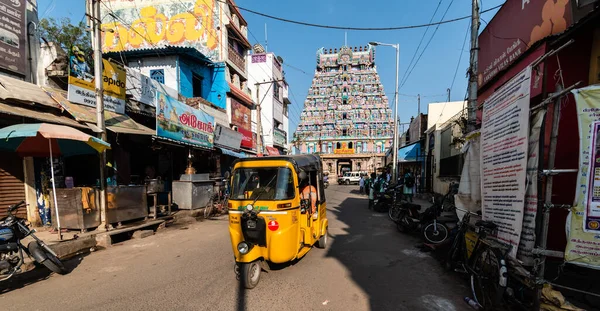 Trichy, Tamil Nadu, Hindistan - Şubat 2020: Tiruchirappalli kentindeki antik Jambukeshwar tapınağına giden yolda sarı bir çekçek.