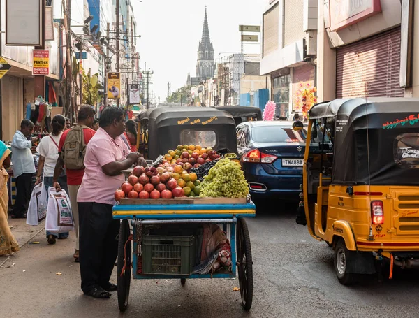 Trichy, Tamil Nadu, Hindistan - Şubat 2020: Tiruchirappalli kentindeki kalabalık bir pazar caddesinde bir meyve arabası satıcısı.