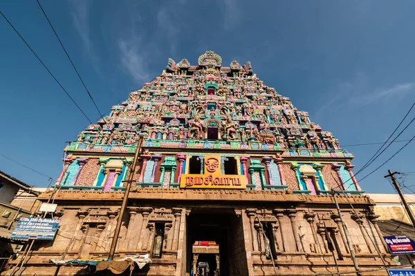 Trichy, Tamil Nadu, Hindistan - Şubat 2020: Tiruchirappalli 'deki antik Hindu Jambukeshwar tapınağının oyulmuş mitolojik figürleriyle anıtsal giriş kulesi.