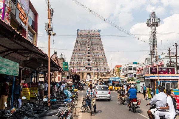 Trichy, Tamil Nadu, Hindistan - Şubat 2020: Srirangam 'daki antik Sri Ranganathaswamy tapınağının geçit kulesine giden pazar caddesinde yoğun trafik.