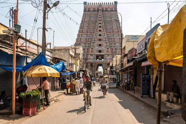 Trichy, Tamil Nadu, Hindistan - Şubat 2020: Srirangam 'daki antik Ranganathaswamy tapınak kompleksinin süslü tapınak kulesinin etrafındaki pazar sokakları.