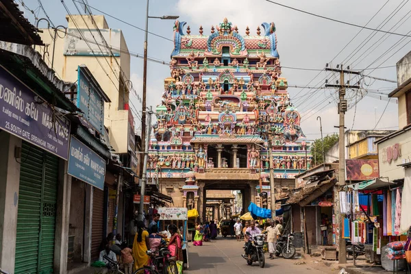 Trichy, Tamil Nadu, Hindistan - Şubat 2020: Pazar caddesi Srirangam 'daki antik Sri Ranganathaswamy tapınağının kulelerinden birine çıkıyor.