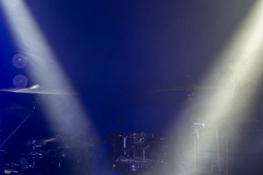 Davullar ve davullar. Güzel mavi ve kırmızı zemin, ışık ışınlarıyla. Duman ve ışığın güzel özel efektleri. Müzik aleti. Müzik konsepti. Yakın plan fotoğraf..