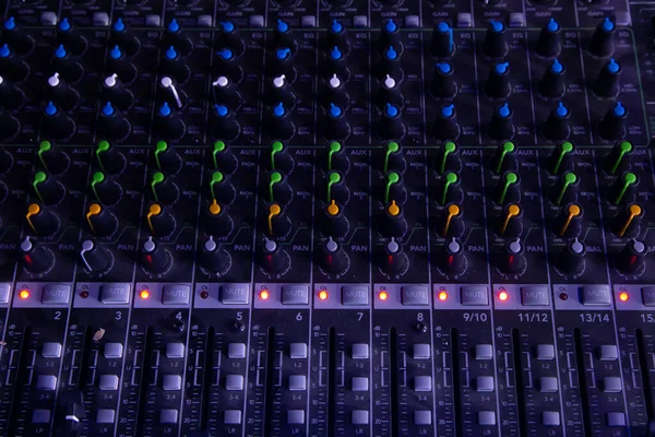 Analog Stüdyo Ses Karıştırıcısı Arka Planda Dizüstü Bilgisayar Ses Dalgası — Stok fotoğraf