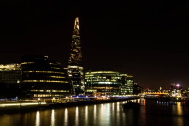 Geceleyin Londra şehri.