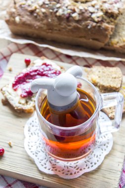 Ev yapımı tatlı ekmek tereyağı, çay ve chia reçel ile