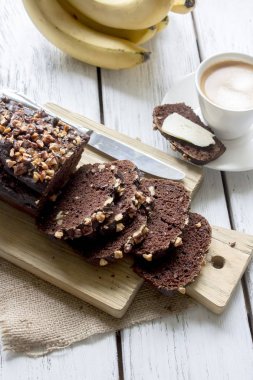 Kahve fincan çikolatalı ekmek ve tereyağı ile 