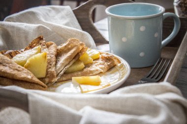 Krep (blini), yoğurt ve ananas Kahvaltı