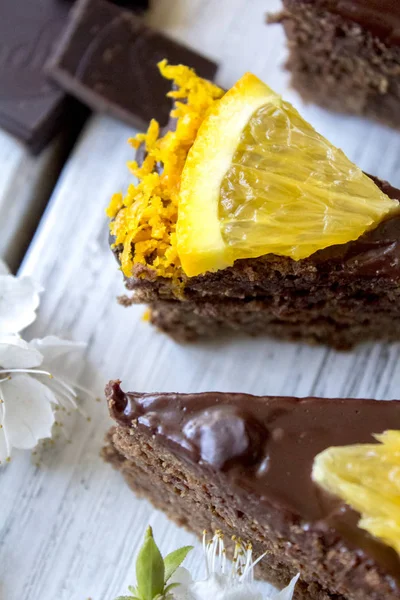 Brownie Con Naranja Flores — Foto de Stock