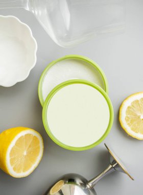 Temizleme macunu limon, fırın, bardak ve bardakla modelleme