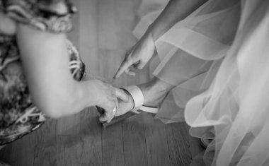 Gelin düğün ayakkabıları üzerinde ayağa koyar.