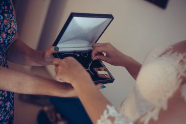 Düğün bilezik ve kolye. Takı bilezik üzerinde çalışan bir kadına. Hazine ile gelin. Kadın takı ile. Fashionable takı, küpe, bilezik ve kolye ile kız