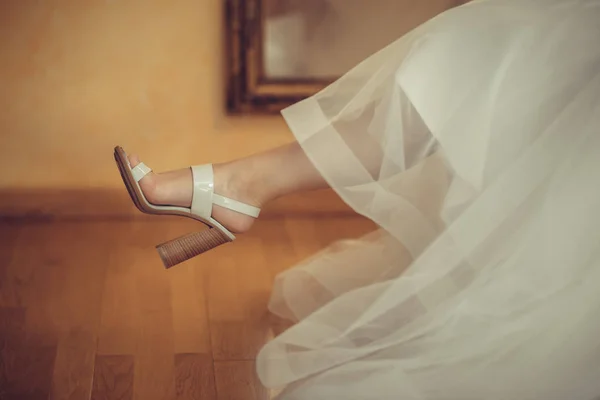 Νύφη βάζει σε Νυφικά παπούτσια στα πόδια της — Φωτογραφία Αρχείου
