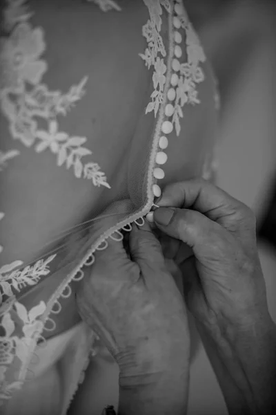 Dama de honra preparando noiva para o dia do casamento. A dama de honra ajuda a fixar um vestido de casamento a noiva antes da cerimônia. Vestido de noiva de luxo perto. Melhor manhã de casamento . — Fotografia de Stock