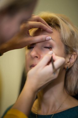 sahne arkasında bir model çekimden önce telafi