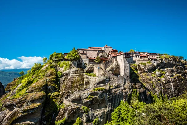 Tajemnicze wiszące nad skałami klasztory Meteory, Grecja — Zdjęcie stockowe