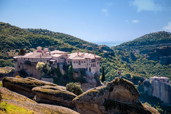 Tajemnicze wiszące nad skałami klasztory Meteory, Grecja — Zdjęcie stockowe