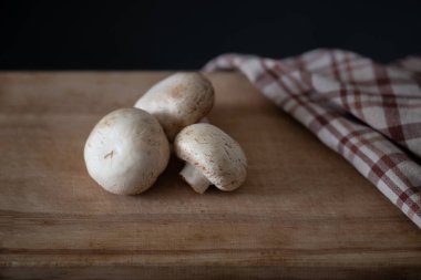 Tahta kesme tahtasının üzerinde birkaç yeni şampiyon yatıyor.