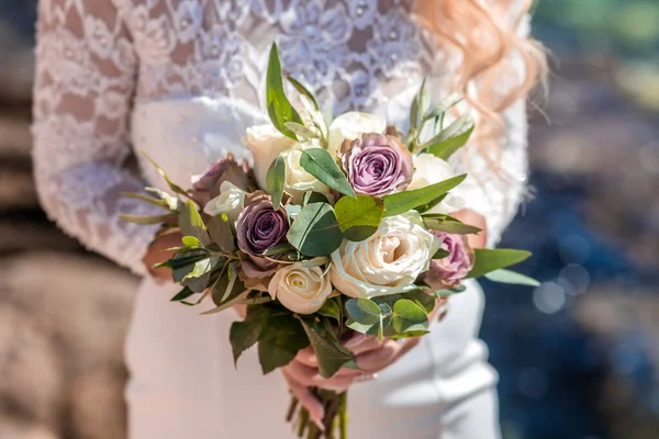 Bouquet de casamento em mãos de noivas. Menina segurando um lindo buquê de casamento. arranjo de flores com flores de cor branca e pastel . — Fotografia de Stock