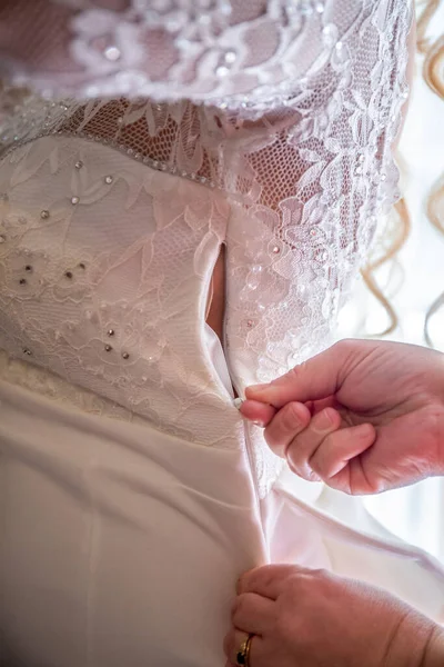 O vestido de noiva, botões prende a mãe noivas. vista traseira — Fotografia de Stock