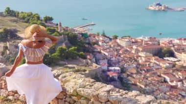 Nafplion, Yunanistan ve Avrupa 'nın arka planında kadınların özeti