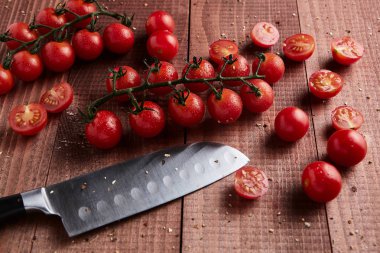 Ahşap arka planda domatesler