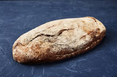 Fırın - mavi karatahta arka planda altın kırsal ekmek ve çörekler.