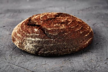 Fırın - Gri karatahta arka planda altın kırsal ekmek ve çörekler.