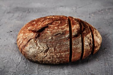 Fırın - Gri karatahta arka planda altın kırsal ekmek ve çörekler.