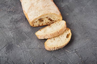 Fırın - Gri karatahta arka planda altın kırsal ekmek ve çörekler.