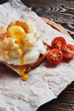 Fırında yumurta, Orsini ve ahşap tezgahta maydanoz yapraklı ekmek.