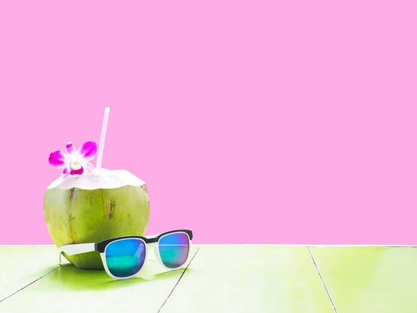 Sommaren Beach Bakgrund Kokos Drink Och Solglasögon Gröna Träbord Över — Stockfoto