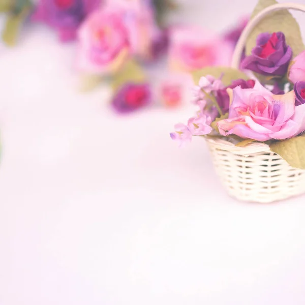 Κοντινό Πλάνο Πολύχρωμο Τριαντάφυλλο Μπουκέτο Μικρό Καλάθι Άσπρο Φόντο Για — Φωτογραφία Αρχείου