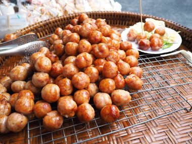 Tay sosis topları kapatın. Piyasada Tayland popüler baharatlı sokak gıda.