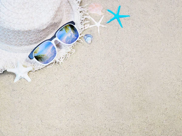 Sommaren Beach Bakgrund Koncept Stråhatt Snäckskal Starfishes Och Solglasögon Med — Stockfoto