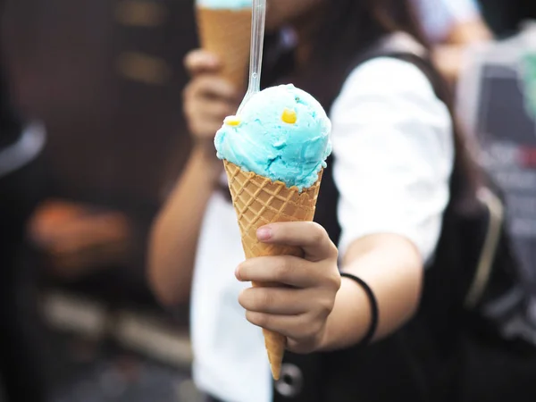 Asiática Adolescente Segurando Dando Sorvete Azul Cone Para Seu Amigo — Fotografia de Stock