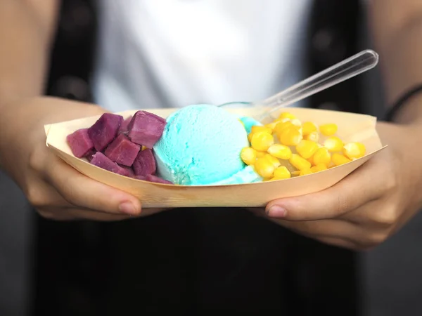 手捧蓝色自制冰淇淋与紫甘薯和玉米干叶杯船形 健康环保街头美食 — 图库照片