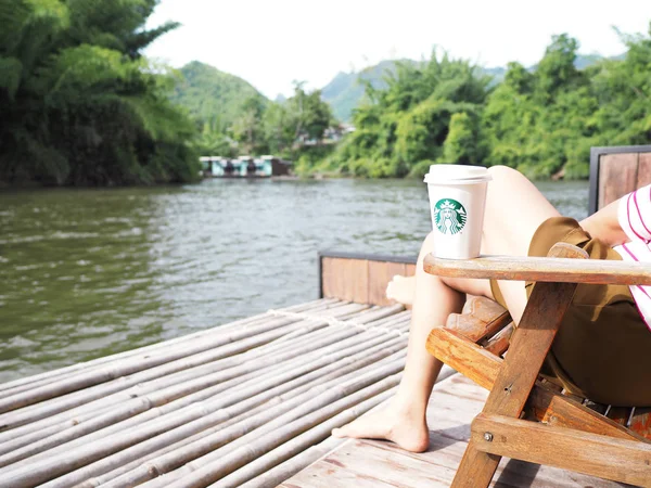 Kanchanaburi Tailandia Jun 2018 Starbucks Lleva Taza Café Silla Del — Foto de Stock