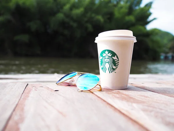 Kanchanaburi Thajsko Červen 2018 Starbucks Odnést Šálek Kávy Sluneční Brýle — Stock fotografie