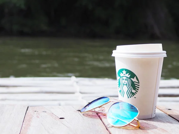 Kanchanaburi Thajsko Červen 2018 Starbucks Odnést Šálek Kávy Sluneční Brýle — Stock fotografie
