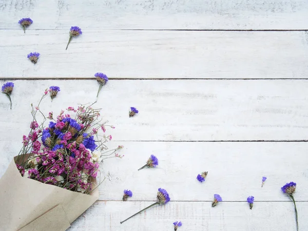 Rosa Und Violett Getrockneter Blumenstrauß Braunem Papier Auf Hölzernem Hintergrund — Stockfoto