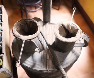 Üstten görünüm Tay eski stil kahve kap ve kahve torbaları üzerinde sıcak su deposu.