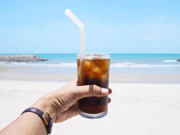 Nahaufnahme Hand Hält Glas Erfrischungsgetränk Mit Eis Über Sommer Strand — Stockfoto