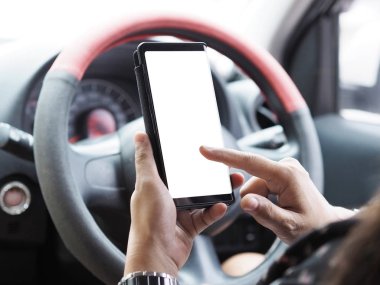 Sürüş sırasında cep telefonu tutarak ve boş işaret eden kadın eli değmek perde. İnsanlar arabada smartphone trafik sırasında reçel oynamak..