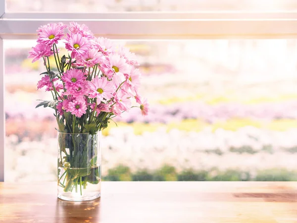 Nahaufnahme Rosa Chrysanthemenblume Glasvase Nahe Fenster Auf Holztisch Mit Kopierraum — Stockfoto