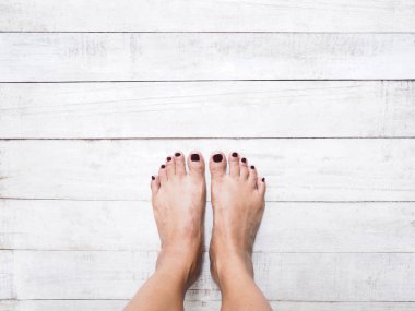 Selfie kadın ayakları üzerinde beyaz vintage ahşap arka plan.