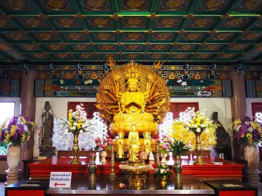 Nonthaburi, Tayland - 26 Ağustos 2018: Altın Ahşap heykel, Guan Yin ile 1000 boyuyla için dua Çin Tapınağı adı Wat Borom Raja Kanjanapisek ya da Wat Leng Nei Yi 2.